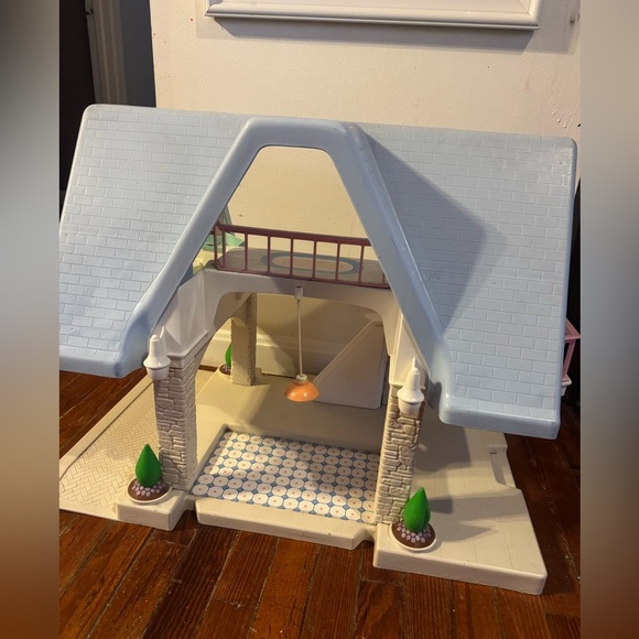 Little Tikes Other - Vintage 1989 Little Tikes Dollhouse no accessories